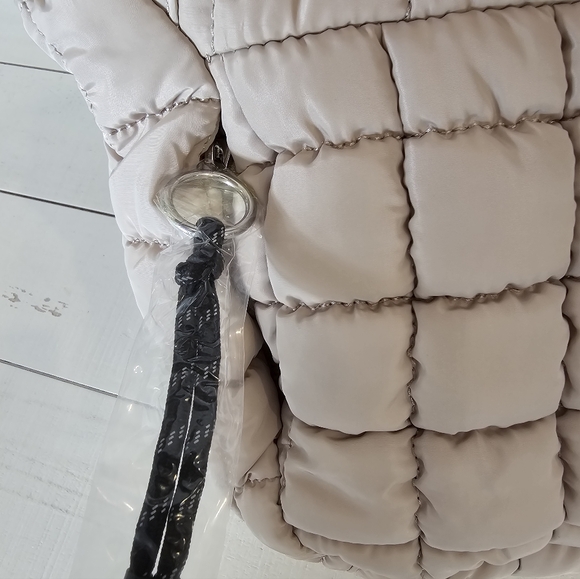 NWT* FREE PEOPLE Quilted Baby Carryall Sling Bag *Tofu* - Picture 6 of 13